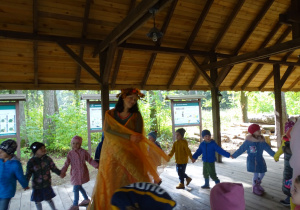 Dzieci tańczą z Panią Jesień